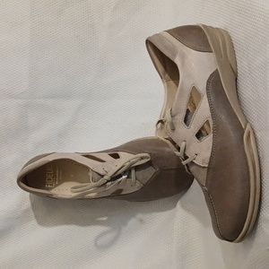 Hallux by Fidelio taupe Santiago flats